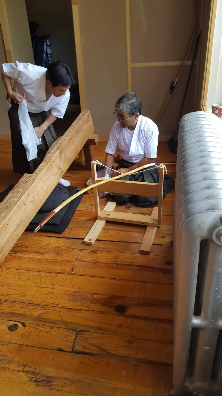 Yasuo talks to Shibata-sensei about a yumi repair. Yasuo talks to Shibata-sensei about a yumi repair.